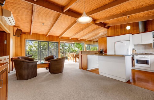 Metung House | Anchorage Views: Indulge in the ultimate coastal getaway at Anchorage Views
