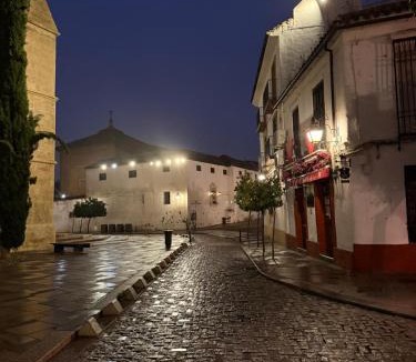 Santa Marina Apartment | Apartamento con vistas a iglesia historica Centro Cordoba 6 huespedes