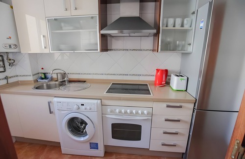 El Palo Apartment | Apartment 'A 2 Min De La Playa, El Palo' with Wi-Fi and Air Conditioning