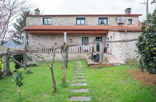 Barro House | Apartment 'Casa Rural Os Carballos' with Private Pool, Wi-Fi and Air Conditioning
