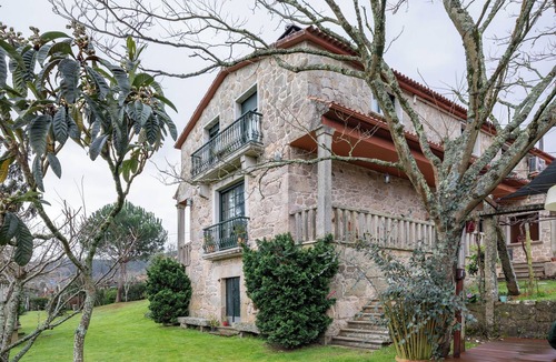 Barro House | Apartment 'Casa Rural Os Carballos' with Private Pool, Wi-Fi and Air Conditioning