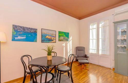 La Nova Esquerra de l'Eixample Apartment | Apartment Eixample Esquerre Arago Rocafort by Interhome