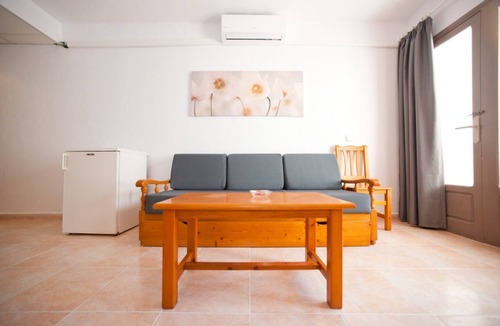 Cala Llonga Apartment | Apartment Ses Veles 2 dormitorios close to the Beach with Sea View, Pool, Wi-Fi & Garden