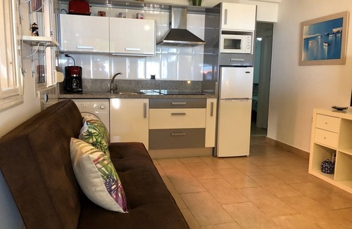 El Palo Apartment | APT.1ST LINE BEACH. AT STREET LEVEL. 2 BEDROOMS/4 PERSONS. WIFI AND NETFLIX.