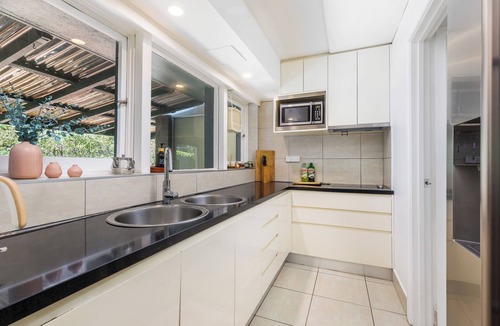 Yarralumla House | Architectural Comfy 2B&2B suite with garden view close to lake & Shopping Centre