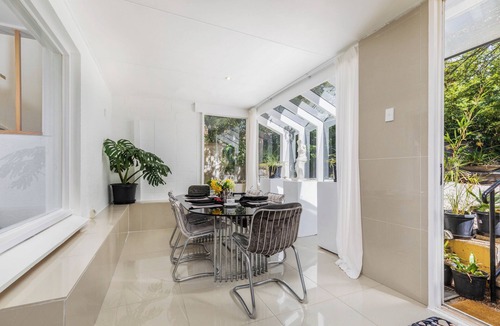 Yarralumla House | Architectural Comfy 2B&2B suite with garden view close to lake & Shopping Centre