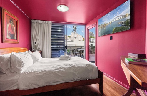 Woolloomooloo Apartment | Artsy Boho Den in Iconic Fingerwharf, Woolloomoolo