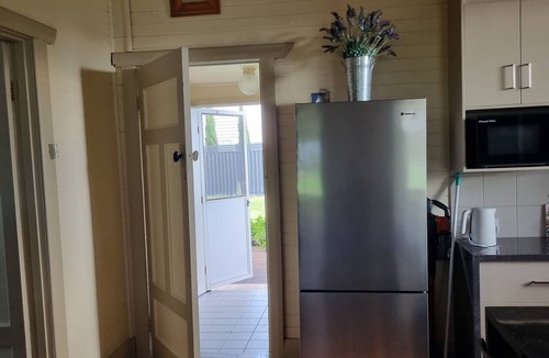 Rivoli Bay Cottage | Arvor Cottage Quaint cottage walking distance to the beach and cafes