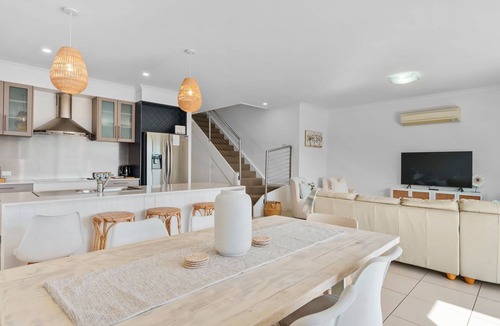 Mulwala Villa | Attention golfers and boat enthusiasts. Three-bedroom three-bathrooms with jetty.