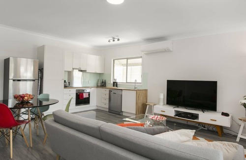 Auchenflower Apartment | Auchenflower, Tallywood Apt 2 - Pet Friendly/Family Friendly