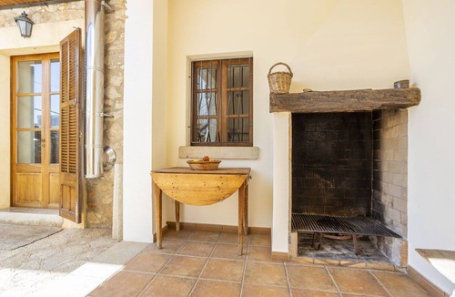 Binissalem Ski Chalet | Authentic Majorcan house with 3 bedrooms, 3 bathrooms, wifi and pool