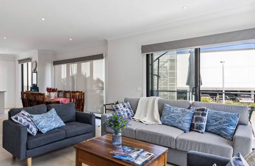 Mornington House | Azura on Gordon - 2-bedroom townhouse near Mornington’s town