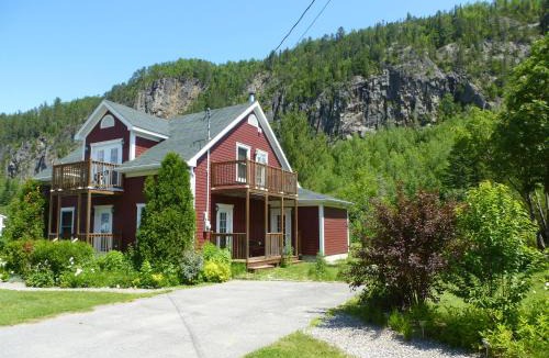 Petit-Saguenay Bed & Breakfast | B&B Les Deux Pignons