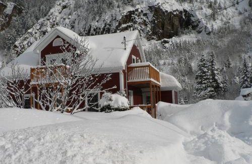 Petit-Saguenay Bed & Breakfast | B&B Les Deux Pignons