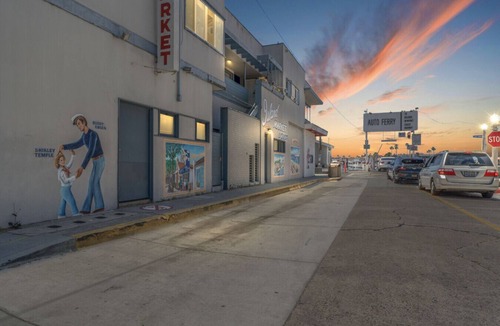 Balboa Island Apartment | Balboa Island Cottage- Air Conditioning! Newport Peninsula Ferry Close!