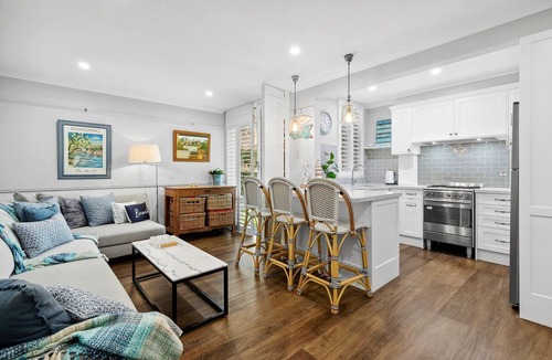 Balmoral Apartment | Balmoral Beachfront - Luxury 1 bedroom apartment (King or 2 Long Single beds)