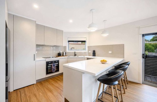 Warrane Villa | Banksia Villa | 2BR, 2BA, Garage | Near Hobart