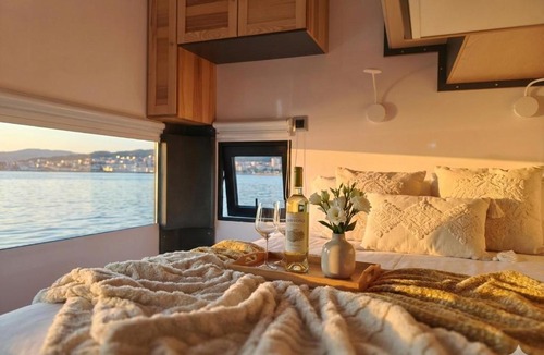 Vigo Boat Rental | Barco Different Charter - Experiencia Única en el Puerto Deportivo de Vigo