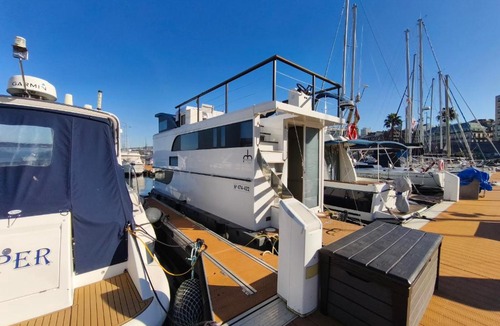 Vigo Boat Rental | Barco Different Charter - Experiencia Única en el Puerto Deportivo de Vigo