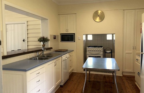 Nagambie House | Barong on the Water. Relax in the sweeping gardens on the edge of Lake.
