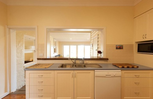 Nagambie House | Barong on the Water. Relax in the sweeping gardens on the edge of Lake.