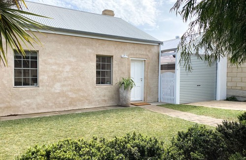 Waterhouse House | BASK | Great Location. 100m to Cafés & Shops. 150m to the Beach!