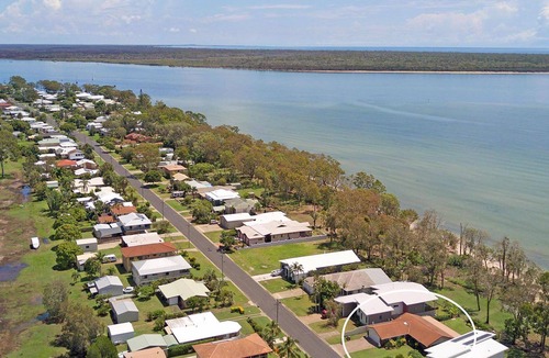 Traviston House | Bay Vista - Burrum Heads- Beachfront- 3 BR-Aircon-Pets Welcome
