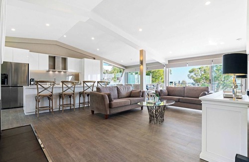 Mornington House | Bayview Luxury - Main St & Beach , Cosy Fireplace