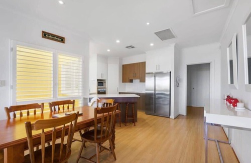 Victor Harbor House | Beach Front Esplanade Victor Harbor - Wi-Fi and Linen Included