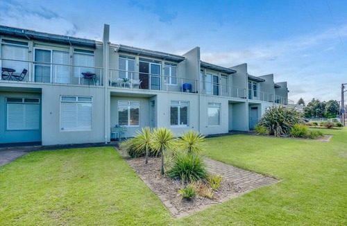 Victor Harbor House | Beach Front Esplanade Victor Harbor - Wi-Fi and Linen Included
