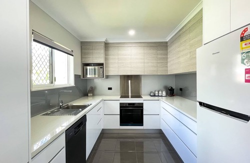 Traviston House | Beach House on Burrum- Close to beach- 3BR- WIFI-FOXTEL