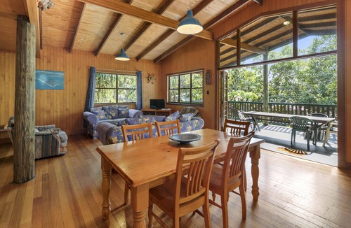 Point Lookout House | Beach House set amongst the trees and short walk to all amenities.