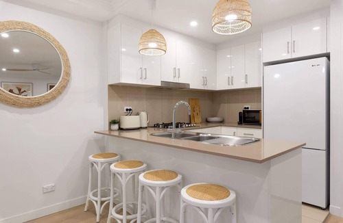 Narrabeen Apartment | Beach & Lake Narrabeen Apartment with Outdoor BBQ