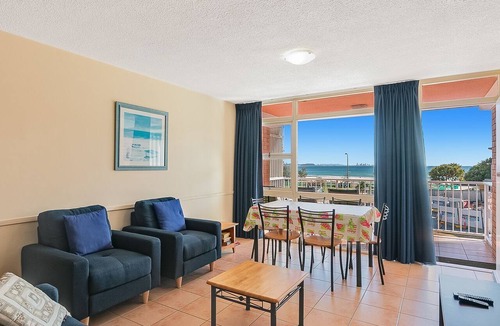 Coolangatta Apartment | Beach Lodge Unit 9 Beachfront unit in Coolangatta balcony with ocean views. close to clubs and shops