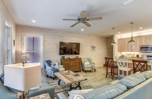 Orange Beach House | Beach Side, Pool | BIG Dogs | Free Parking | Beach Getaways