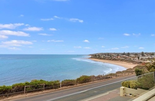 Christie Downs House | Beach&Winery retreat with Lux King, 2 Queen beds, 5BR2bath, sleeps12, Neflix