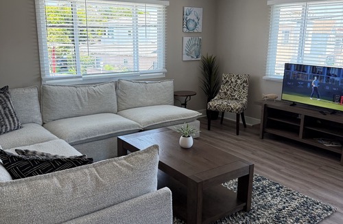 Old Towne Apartment | Beachfront 2-bed, 2-bath unit with AC in Seal Beach