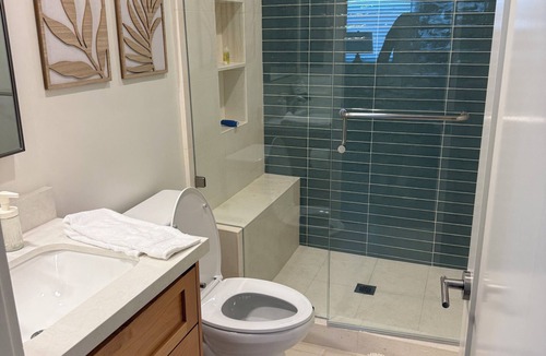 Old Towne Apartment | Beachfront 2-bed, 2-bath unit with AC in Seal Beach