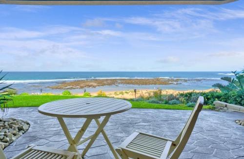 Blue Bay Apartment | Beachfront Bliss for Two l Nova Escapes