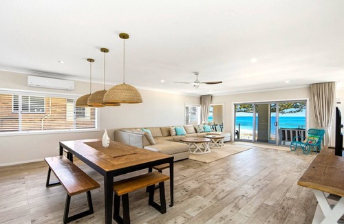 The Entrance House | Beachfront Breeze - Family Getaway by HolidayCo.