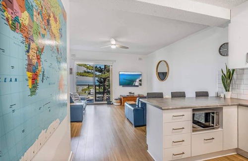 Semaphore House | Beachfront self contained upstairs apartment