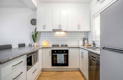Semaphore House | Beachfront self contained upstairs apartment