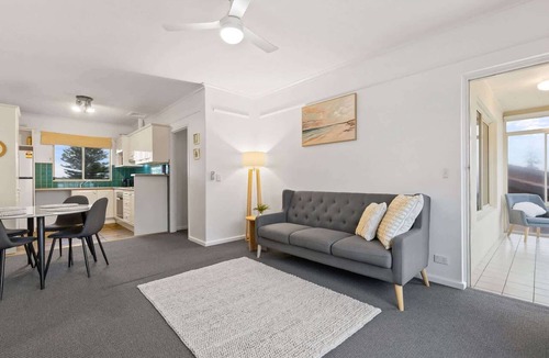 Glenelg North Apartment | Beachside 2BR Apartment with Sunroom Views AC WiFi