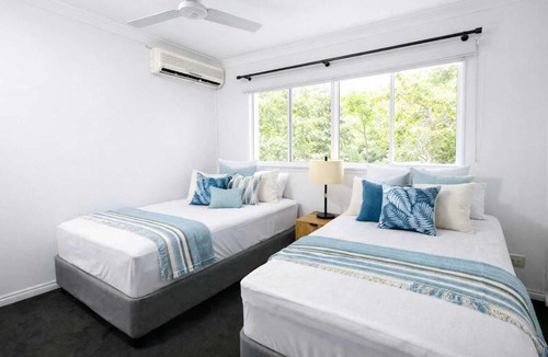 North Ward Apartment | Beachside 2BR Apartment Townsville 1 Min Walk to The Strand w Parking