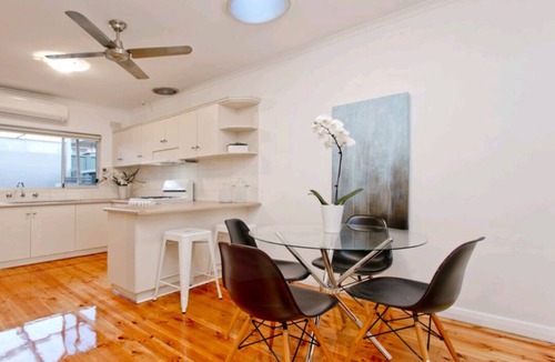Henley Beach Villa | Beachside and 15mins to city. Perfect for LIV Golf, 4 mins away. Pet Friendly!