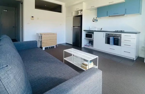 St Kilda Apartment | Beachside Modern Apartment Best St Kilda Location