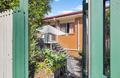 Camp Hill House | Beautiful 2 bedroom unit in prime location!