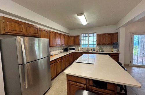 Rosendal House | Beautiful 3-bedroom Villa/Ocean views, Free parking, Wi-Fi, AC and Generator