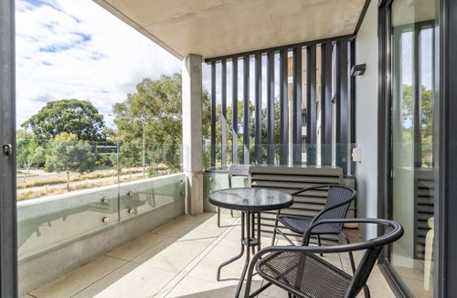 Turner Apartment | Beautiful Art Apartment near Tram and Shops!