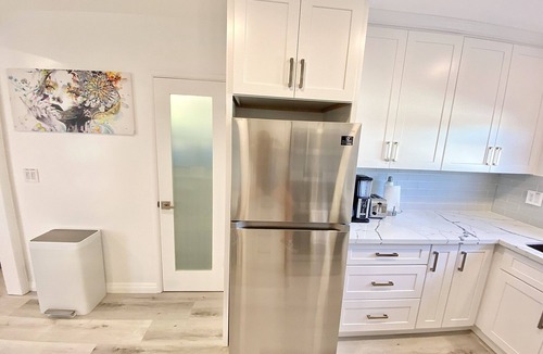 South Redondo House | Beautiful Beach Retreat in Heart of Town - 2blks to Beach
